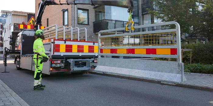 Medarbetare på Ramudden installerar stålbarriär.